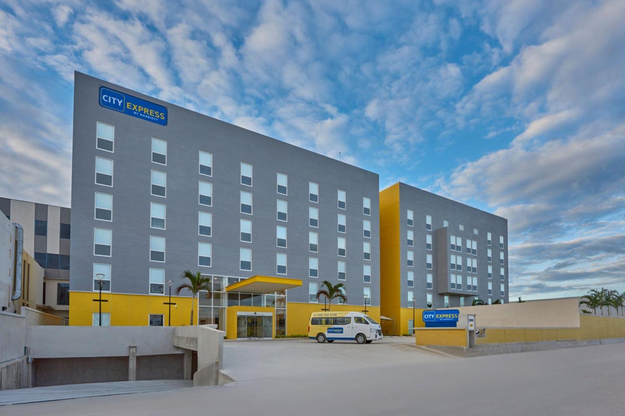 Hotel City Express By Marriott Cancun Aeropuerto Exterior foto